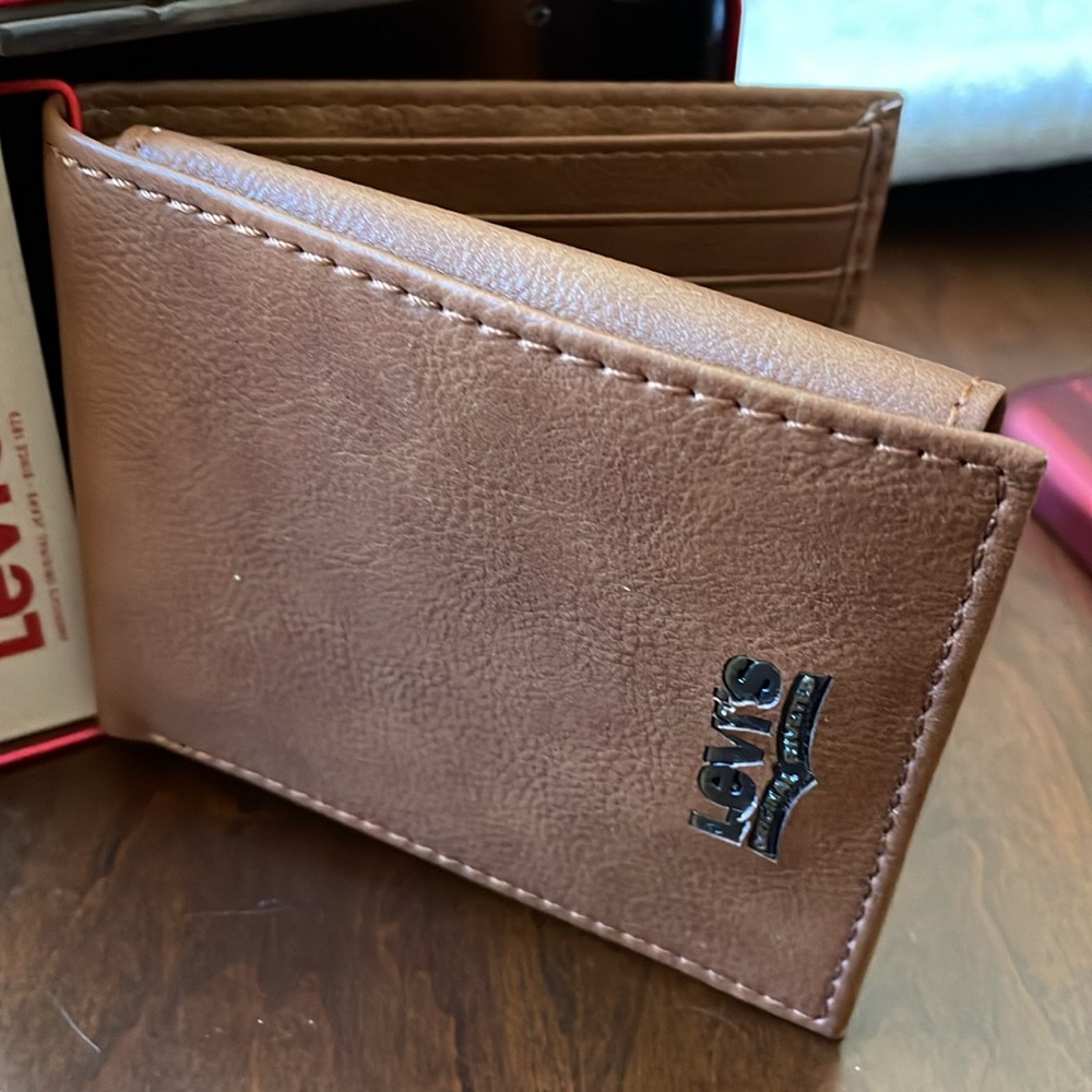 Men’s BNWT Levi’s RFID Multi cards ID wallet Tan in tin metal box - Picture 7 of 11